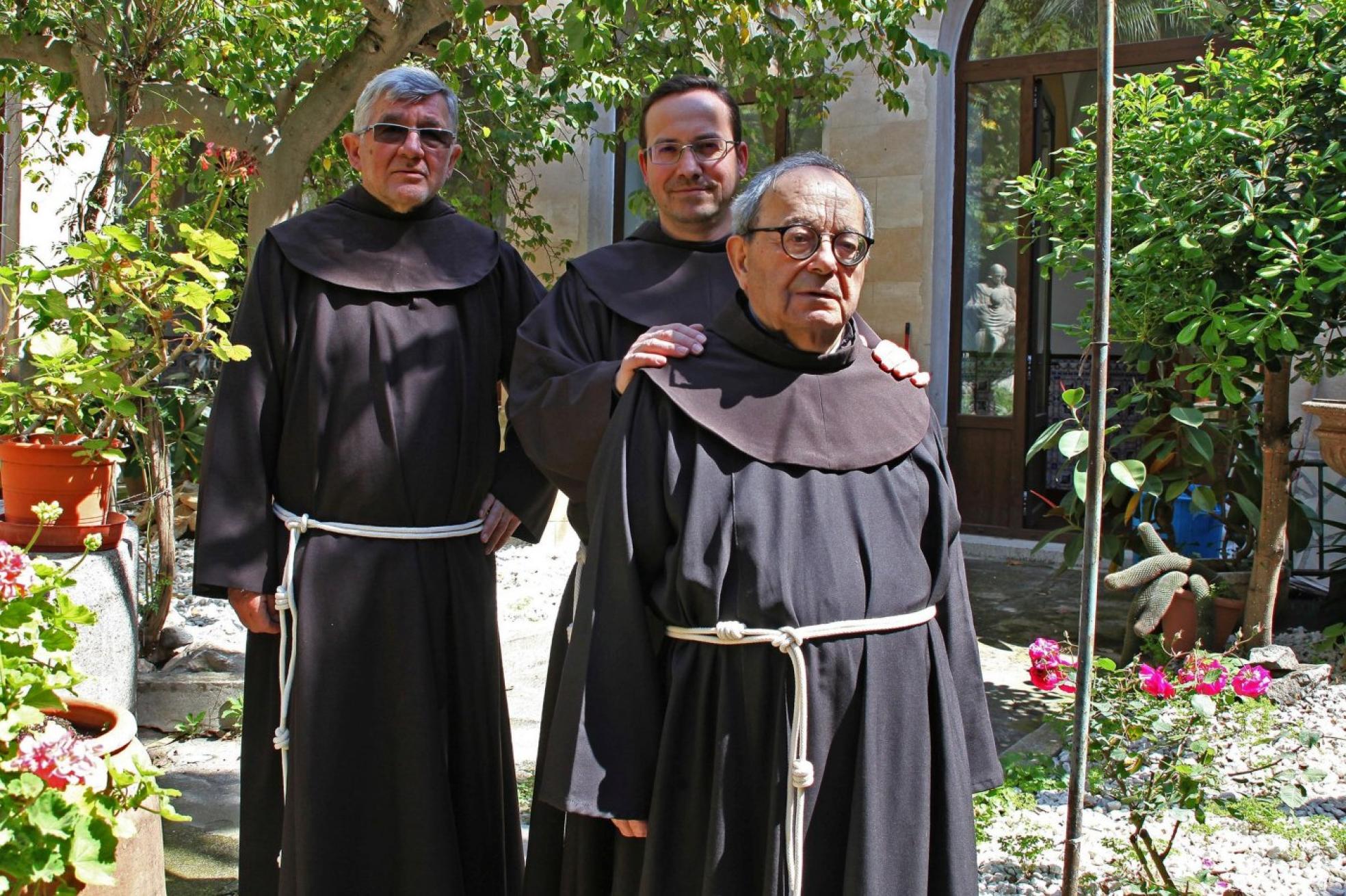 Patio. El padre guardián Ángel y los frailes Rubén e Ismael. 