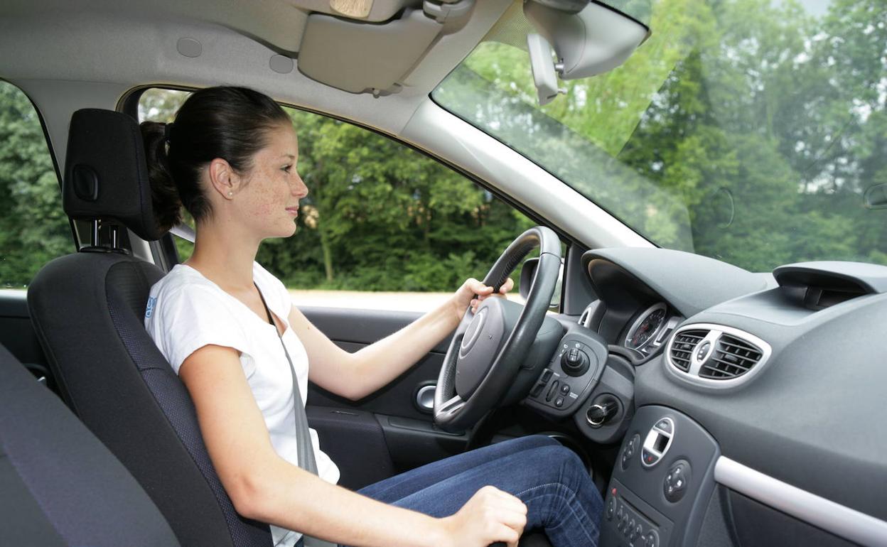 La DGT incide en la importancia de no distraerse frente al volante. 