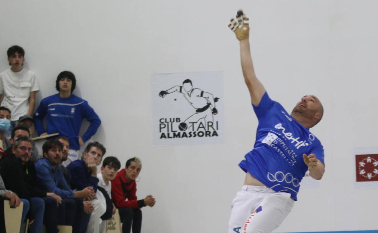 Félix, durante la partida en la que se inauguró el trinquet de Almassora. 
