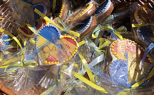 Las galletas con las banderas de Ucrania y España que han repartido los niños entre el público. 