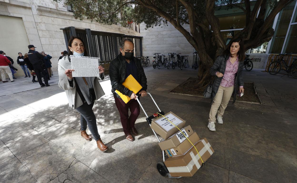 Entrega de las firmas de la iniciativa en Les Corts. 