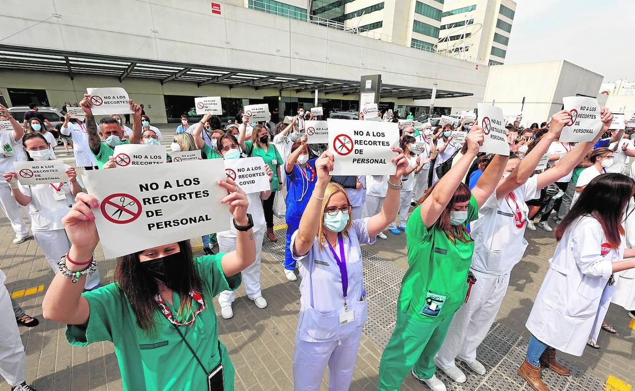 Protesta de sanitarios el pasado verano por el cese de un tercio de los refuerzos Covid.