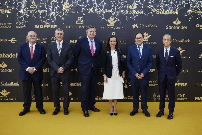 Forinvest 2022 arrancó este martes su 15 edición con su habitual Noche de las Finanzas en Feria Valencia, donde se entregaron los premios que dan el pistoletazo de salida al mayor foro financiero-empresarial del país. Los galardones fueron para Beatriz Corredor, presidenta del Grupo Red Eléctrica; Iñigo Parra, presidente de Stadler Valencia, premio a la trayectoria empresarial; Gonzalo Iturmendi, socio director del bufete G. Iturmendi y Asociados y premio a la Trayectoria Profesional en el sector asegurador; Cristina Aristoy, cofundadora y CEO de Singularu y premio al emprendimiento y a la innovación.