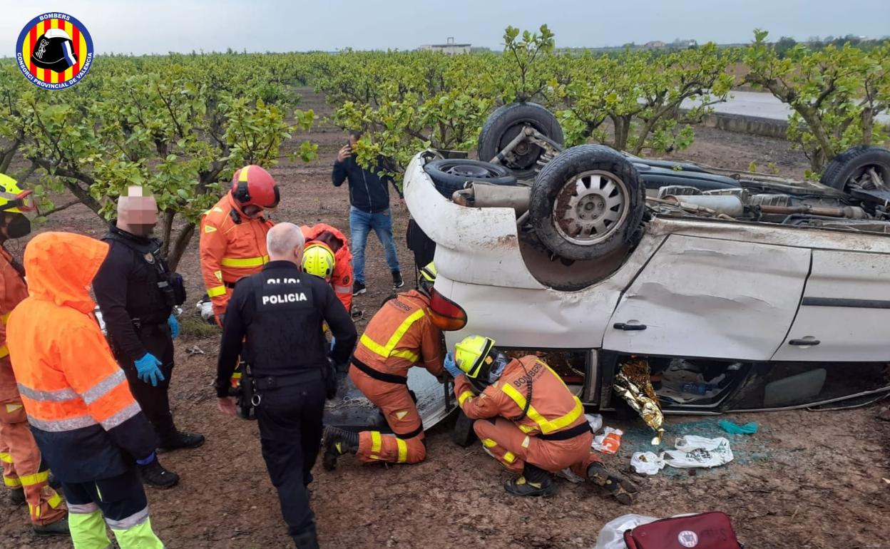 Los bomberos rescatan a los dos ocupantes del vehículo. 