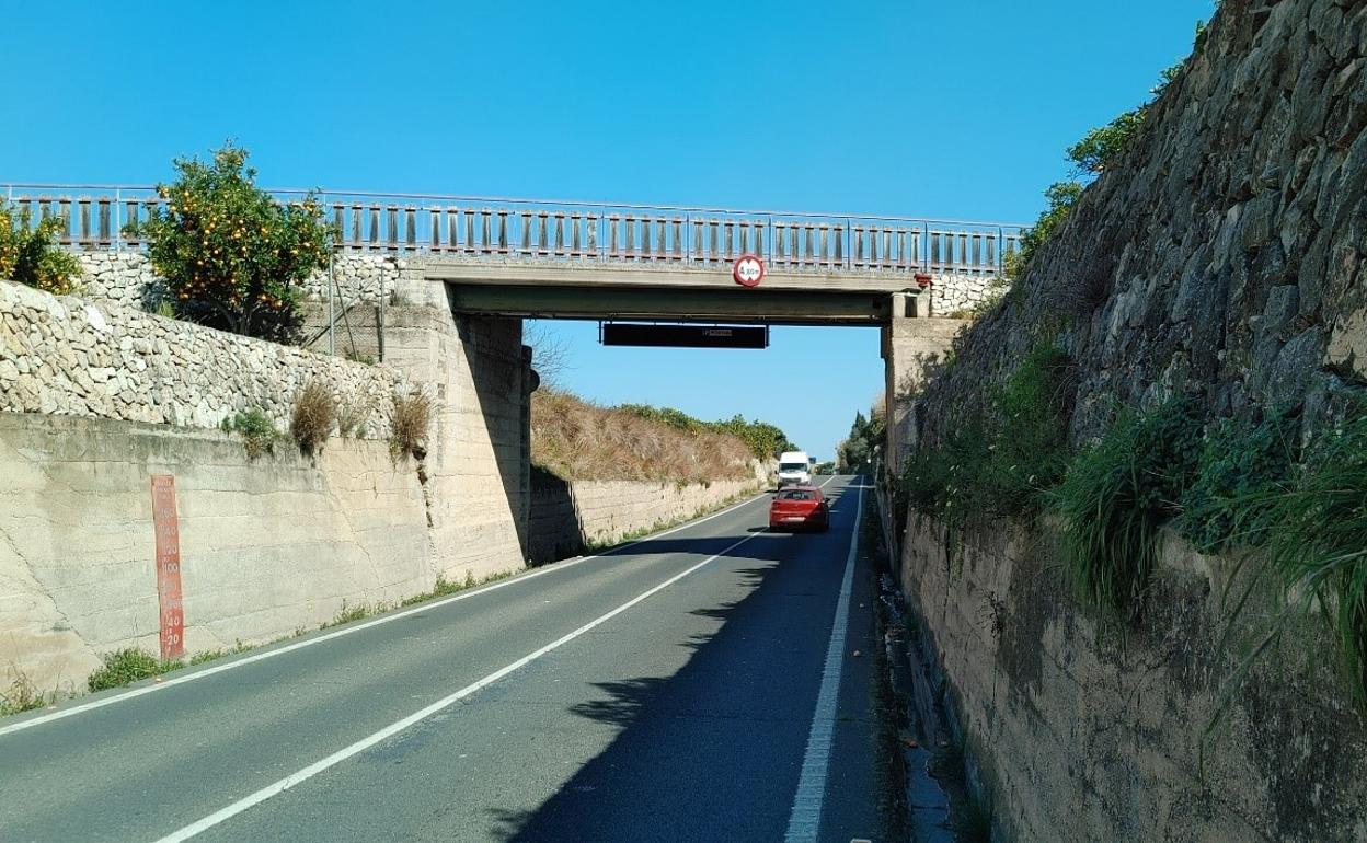 Paso inferior de la carretera de la playa de Bellreguard que sufre inundaciones cuando hay fuertes tormentas. 