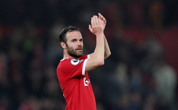 Juan Mata, ovacionado al ser sustituido en el partido de la Premier del lunes 2 de mayo. 