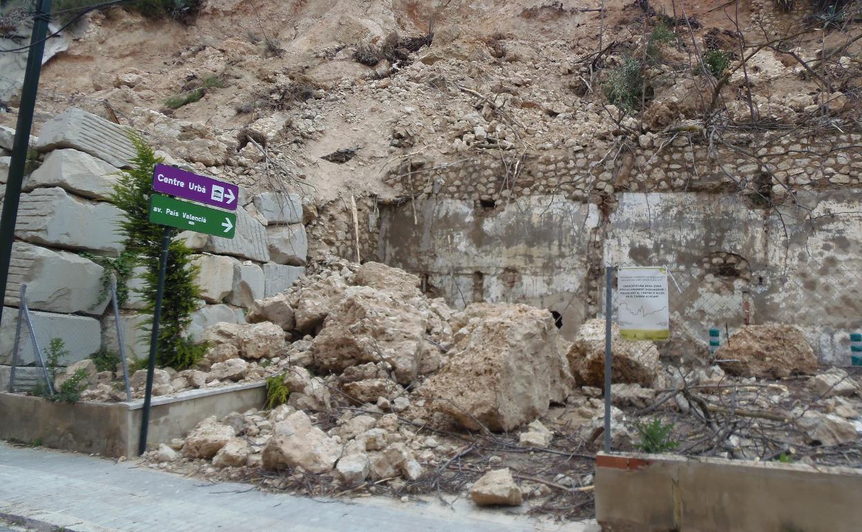 La caída de tierra y rocas obligó a cortar el tráfico de la calle Alicante durante casi un mes. 