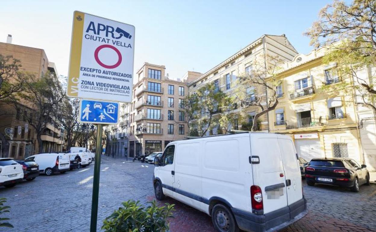 Una furgoneta accede a la APR de Ciutat Vella.