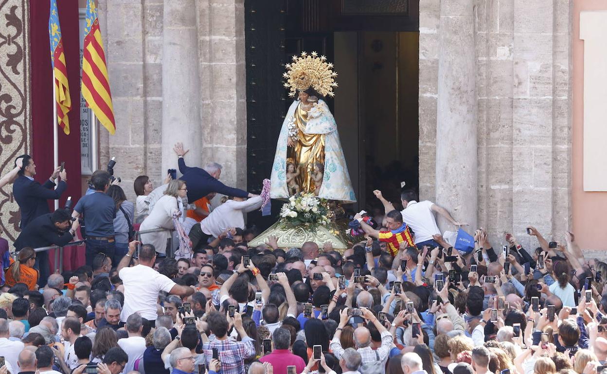 La Mare de Déu dels Desamaparats, durante un traslado. 