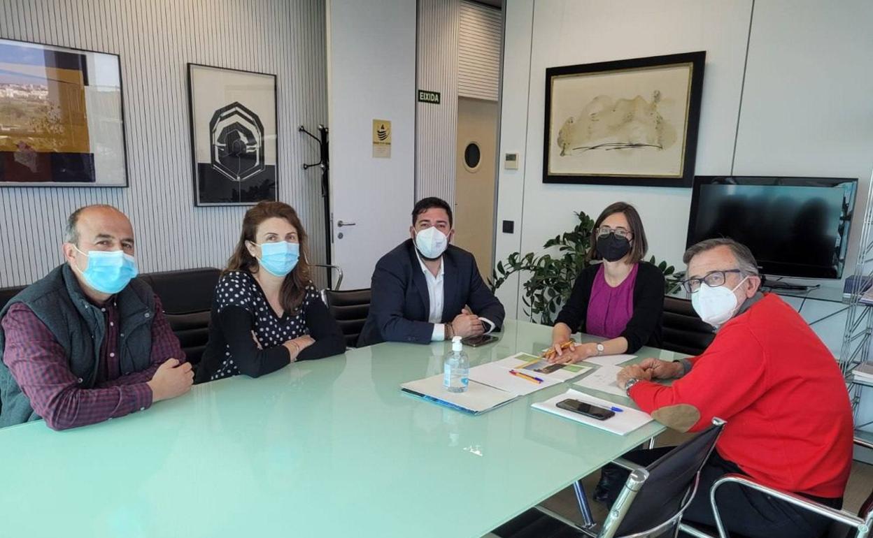 El alcalde, Fran López, reunido con la directora general, Roser Obrer. 