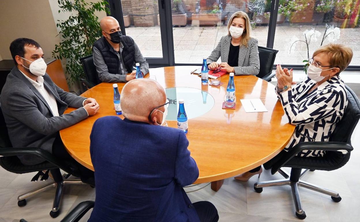 La consellera Barceló con Grimalt, Ramiro y Scotto en la reunión de este lunes. 