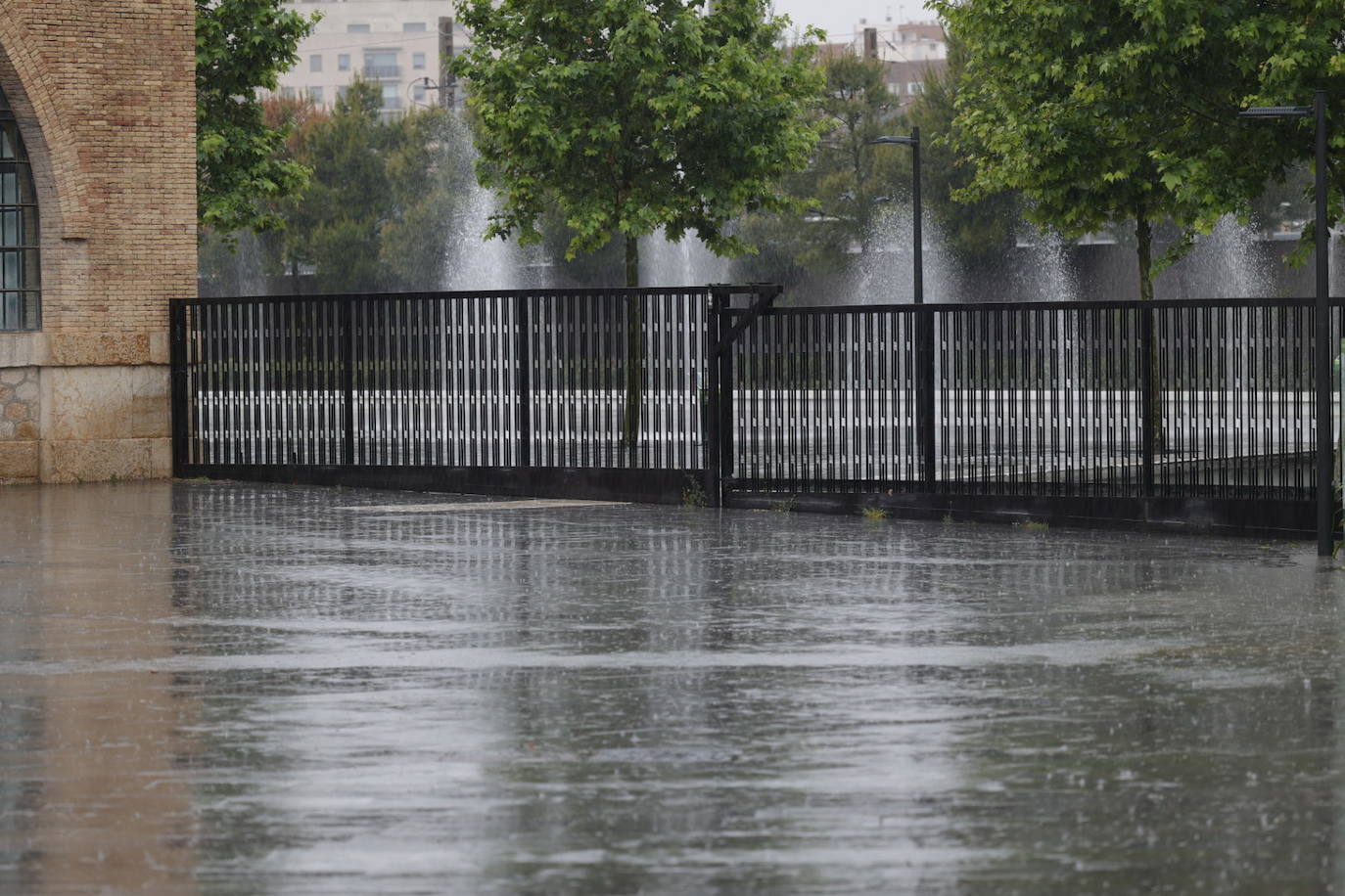 Fotos: Valencia ordena cerrar los parques y cementerios por la lluvia