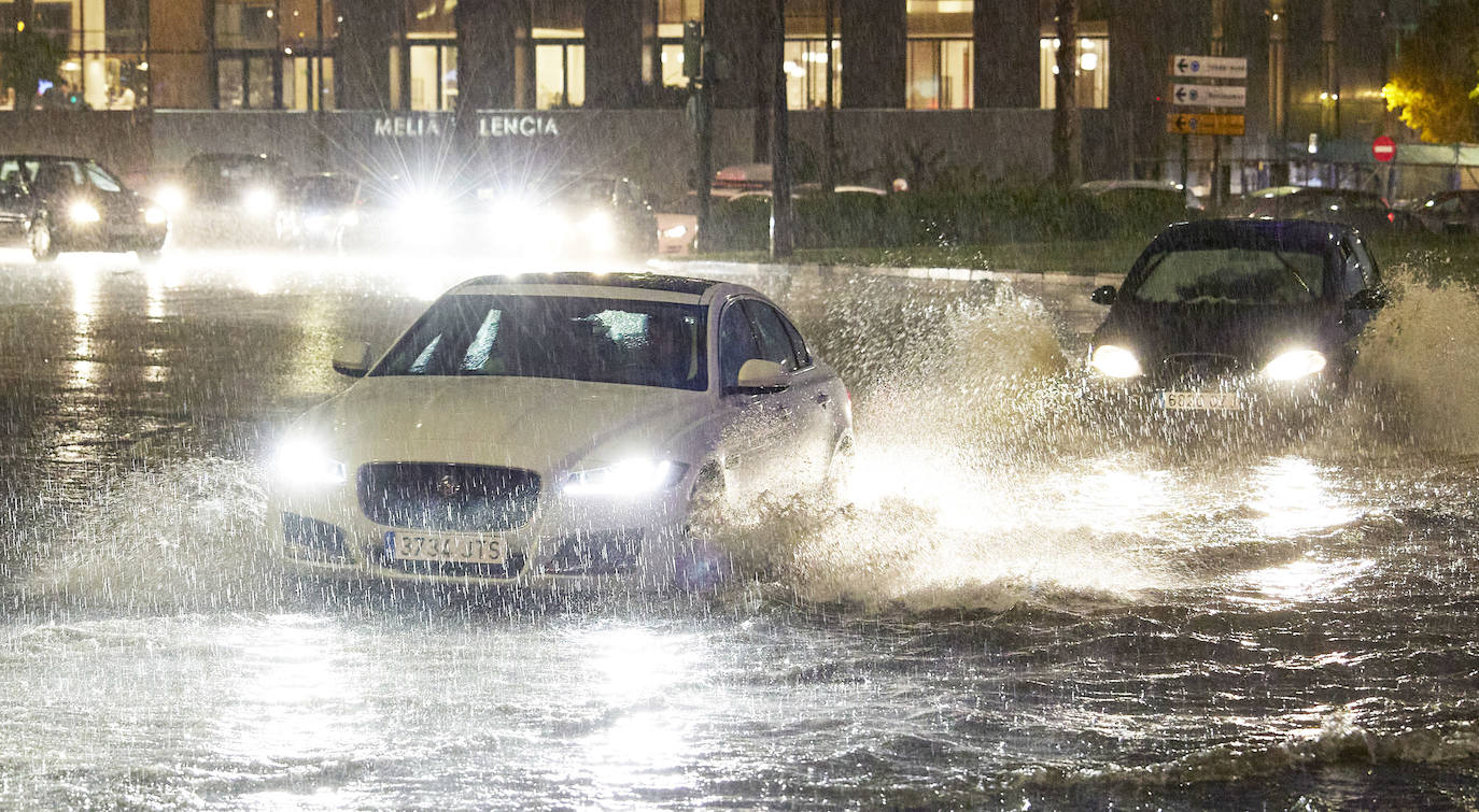 La tromba de agua deja 100 litros en El Cabanyal en menos de 2 horas, provoca inundaciones en calles, entrada de agua en viviendas y corta túneles en la capital