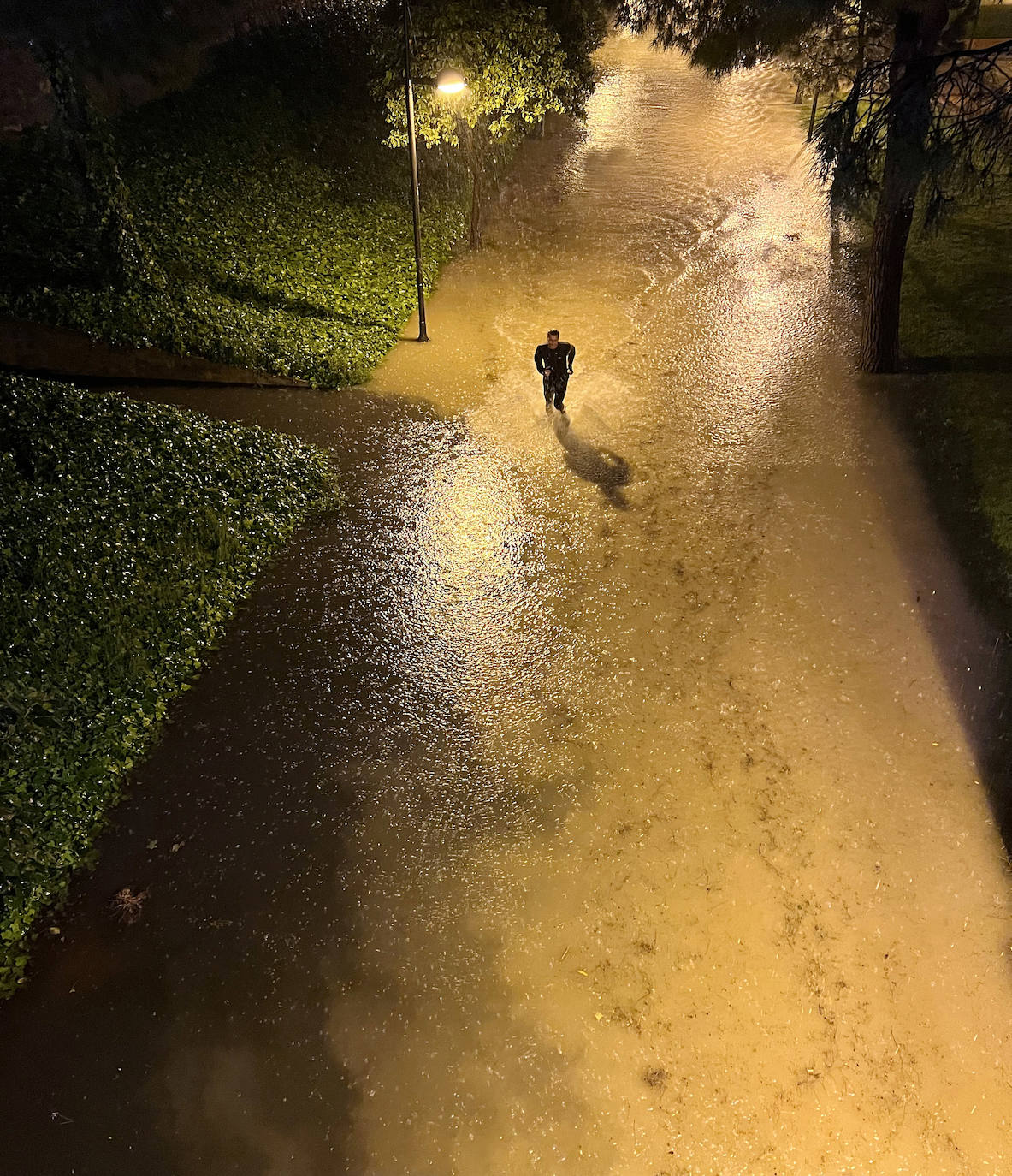 La tromba de agua deja 100 litros en El Cabanyal en menos de 2 horas, provoca inundaciones en calles, entrada de agua en viviendas y corta túneles en la capital