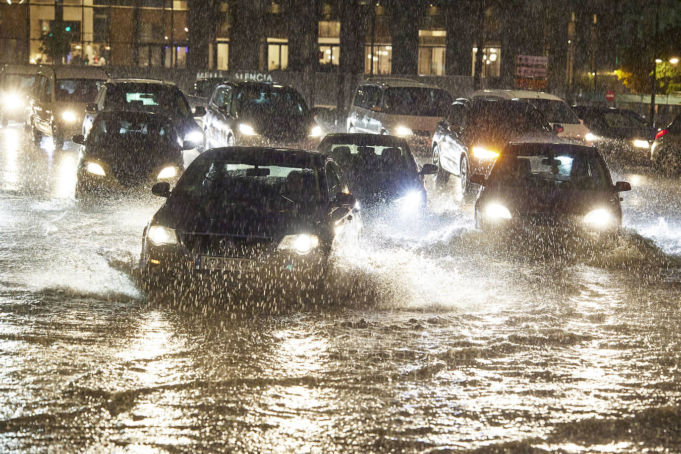 La tromba de agua deja 100 litros en El Cabanyal en menos de 2 horas, provoca inundaciones en calles, entrada de agua en viviendas y corta túneles en la capital