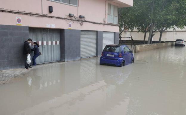 El temporal remite tras inundar comercios, arrastrar vehículos y dejar a 30.000 alumnos sin clase