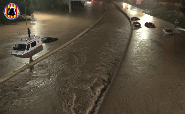 Imagen principal - El agua llegaba a los bomberos a la altura de la cintura.  