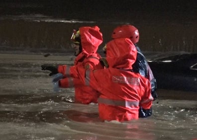 Imagen secundaria 1 - El agua llegaba a los bomberos a la altura de la cintura.  
