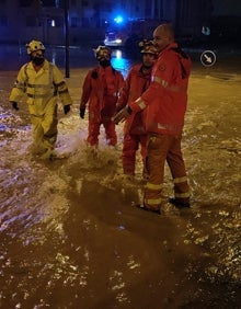 Imagen secundaria 2 - El agua llegaba a los bomberos a la altura de la cintura.  