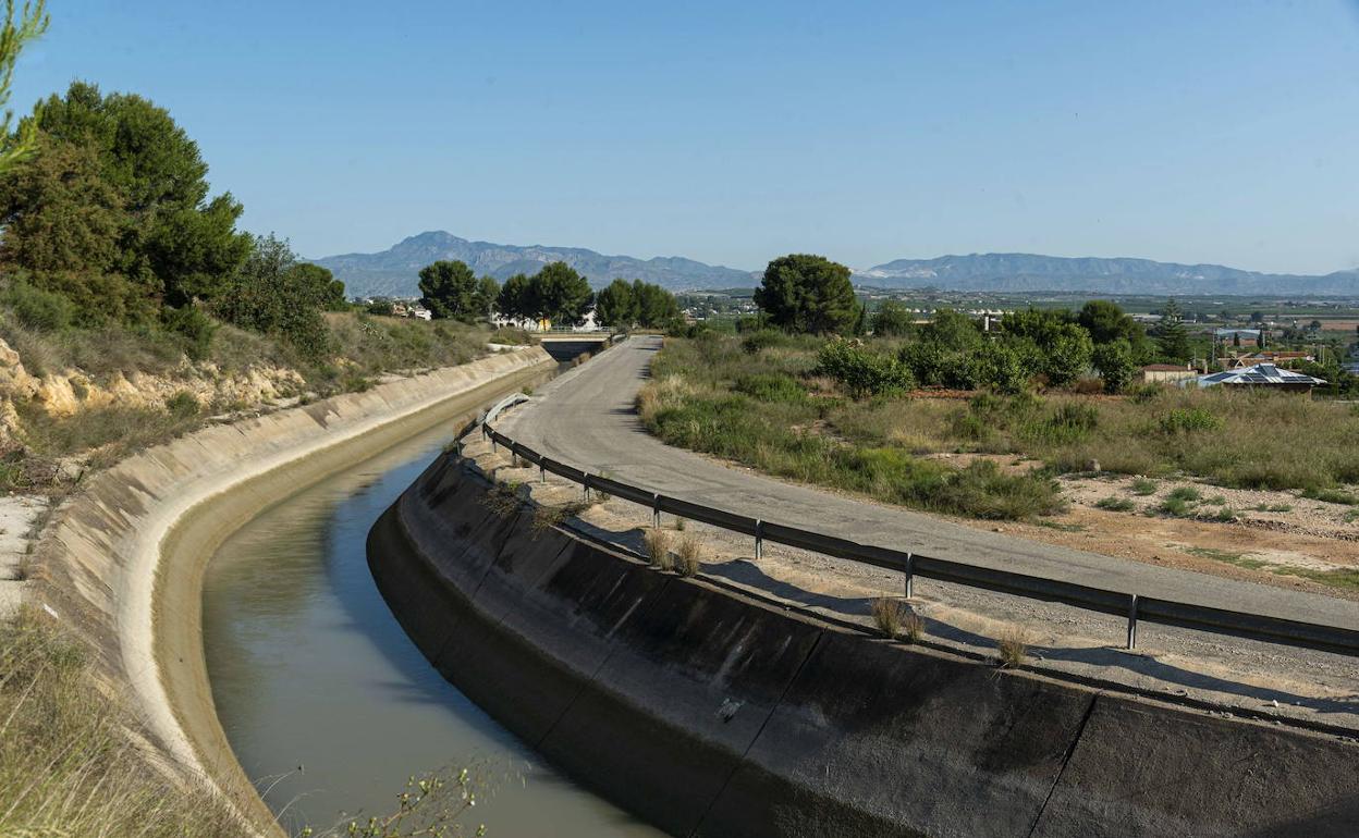 Conductos del trasvase Tajo-Segura a su paso por Santomera. 