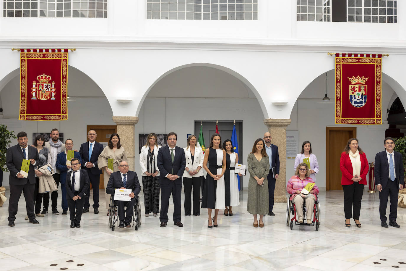 Fotos: Letizia | Así es el vestido de 50 euros con el que la Reina ha coincidido con una premiada