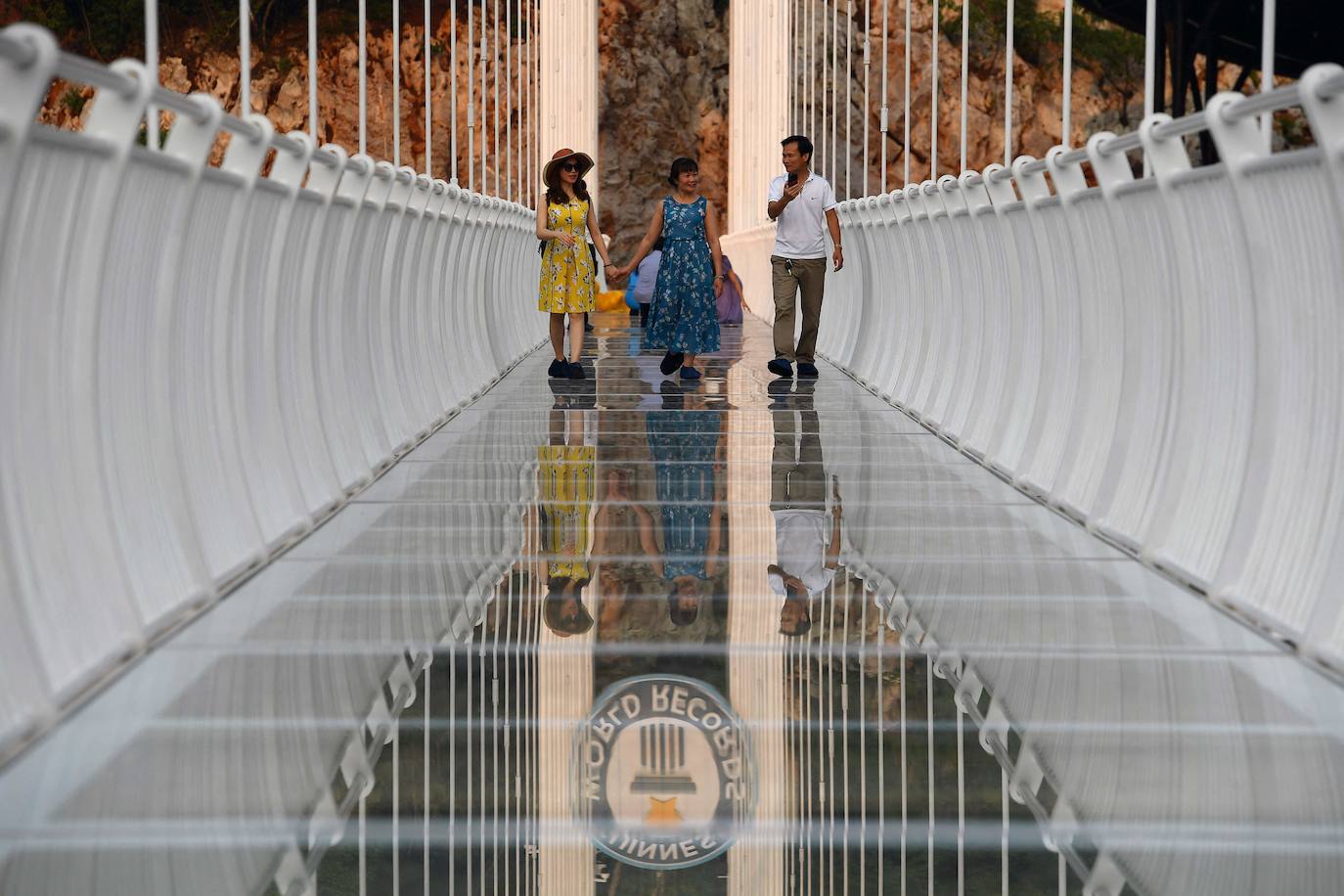 Fotos: Así es el puente de cristal más largo del mundo