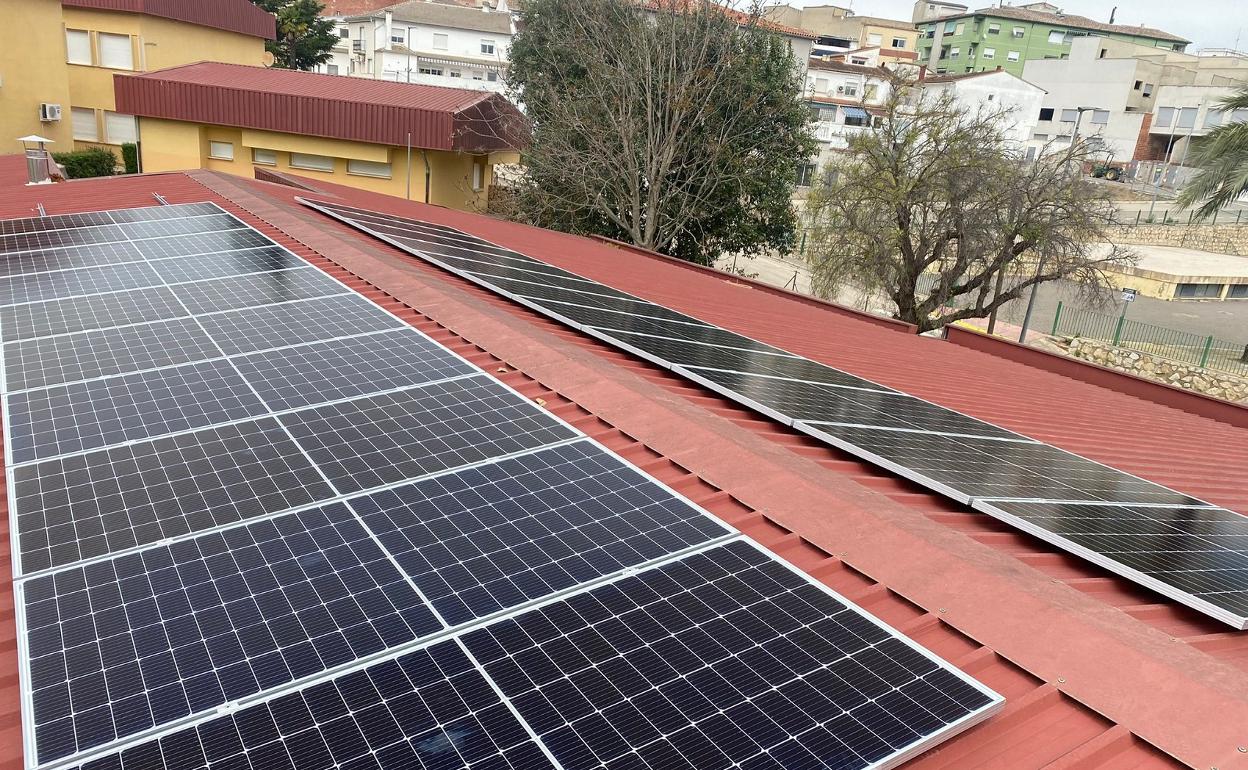 Placas solares instaladas en la cubierta del colegio público de la Pobla del Duc. 