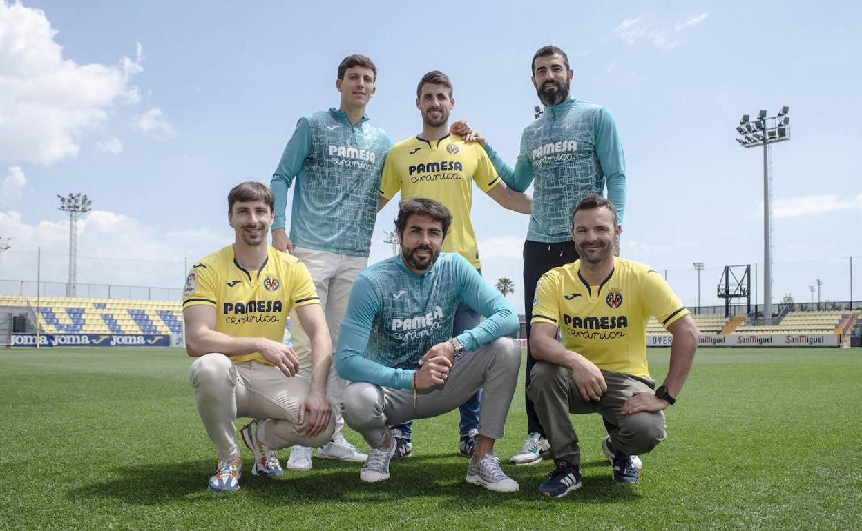 Pau Torres, Iborra y Albiol posan con tres pilotaris