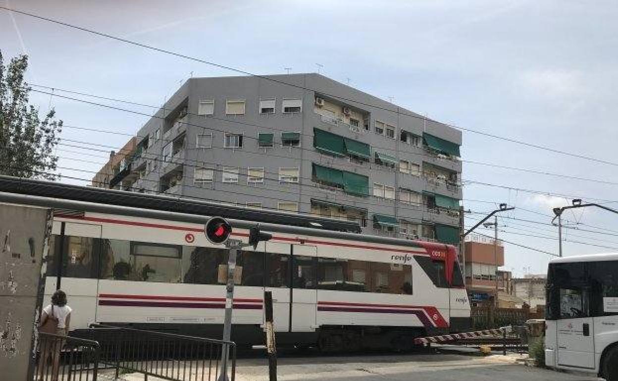 Un tren en el paso a nivel de Alfafar. 