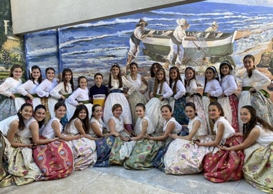 Imagen secundaria 1 - Ensayo y posado de las niñas después del ensayo. 