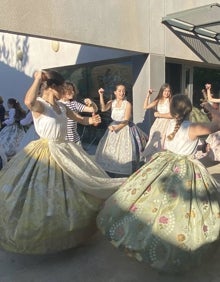 Imagen secundaria 2 - Ensayo y posado de las niñas después del ensayo. 