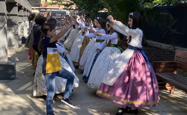 Imagen principal - Ensayo de las cortes infantiles de 2020-2021 y de 2022 y de Nerea López y Carla García (FMIV). 