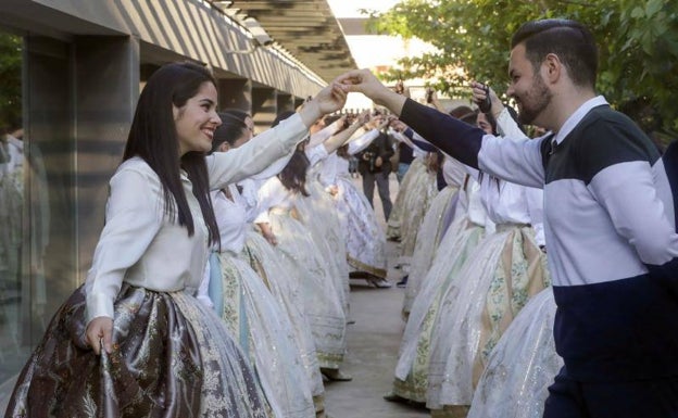 Una dansà con dos falleras mayores de Valencia y doble corte