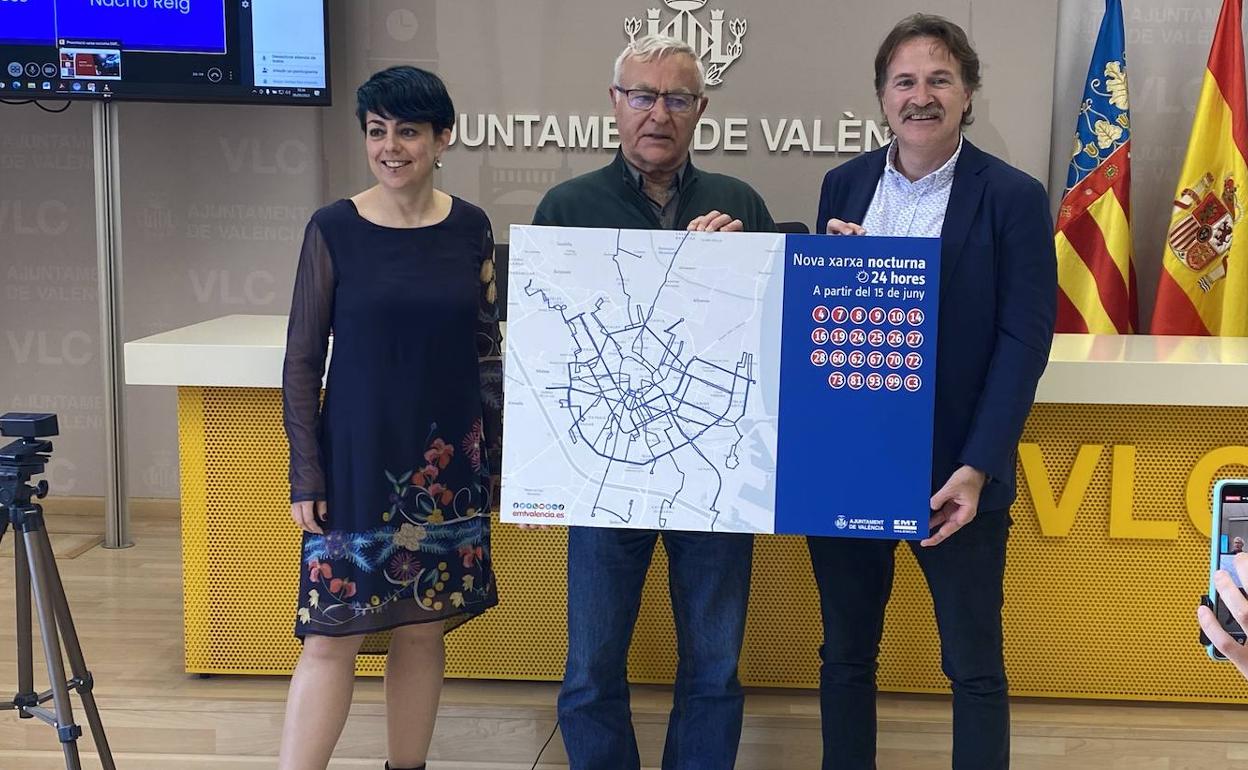 El alcalde Joan Ribó, junto al edil de Movilidad, Giuseppe Grezzi y la gerente de la empresa Marta Serrano. 