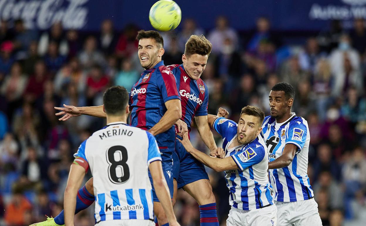 Los jugadores del Levante, durante el partido ante la Real Sociedad