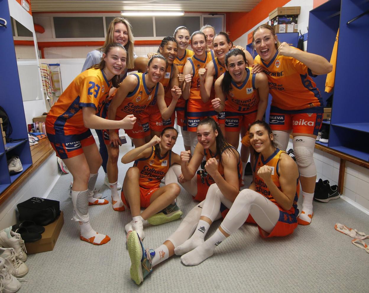 Las jugadoras del Valencia Basket celebran en el vestuario el pase a la final de Liga. miguel ángel polo
