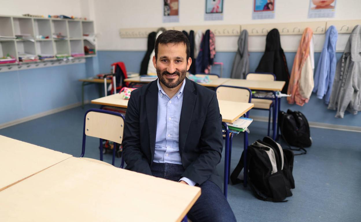 Vicent Marzà en una clase de Primaria de su colegio, el Gaetà Huguet de Castellón. 