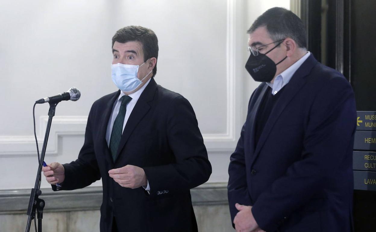 Fernando Giner y Narciso Estellés, antes de un pleno en el Ayuntamiento.