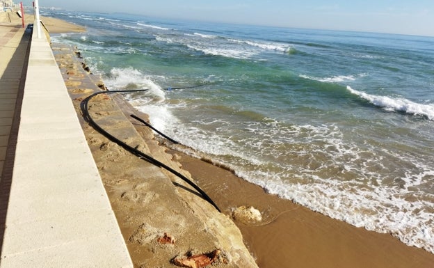 Imagen principal - Imágenes de la playa de Piles, con accesos cerrados y falta de arena, y abajo a la derecha, compuertas de La Goleta de Tavernes, dañadas por el temporal Celia. 