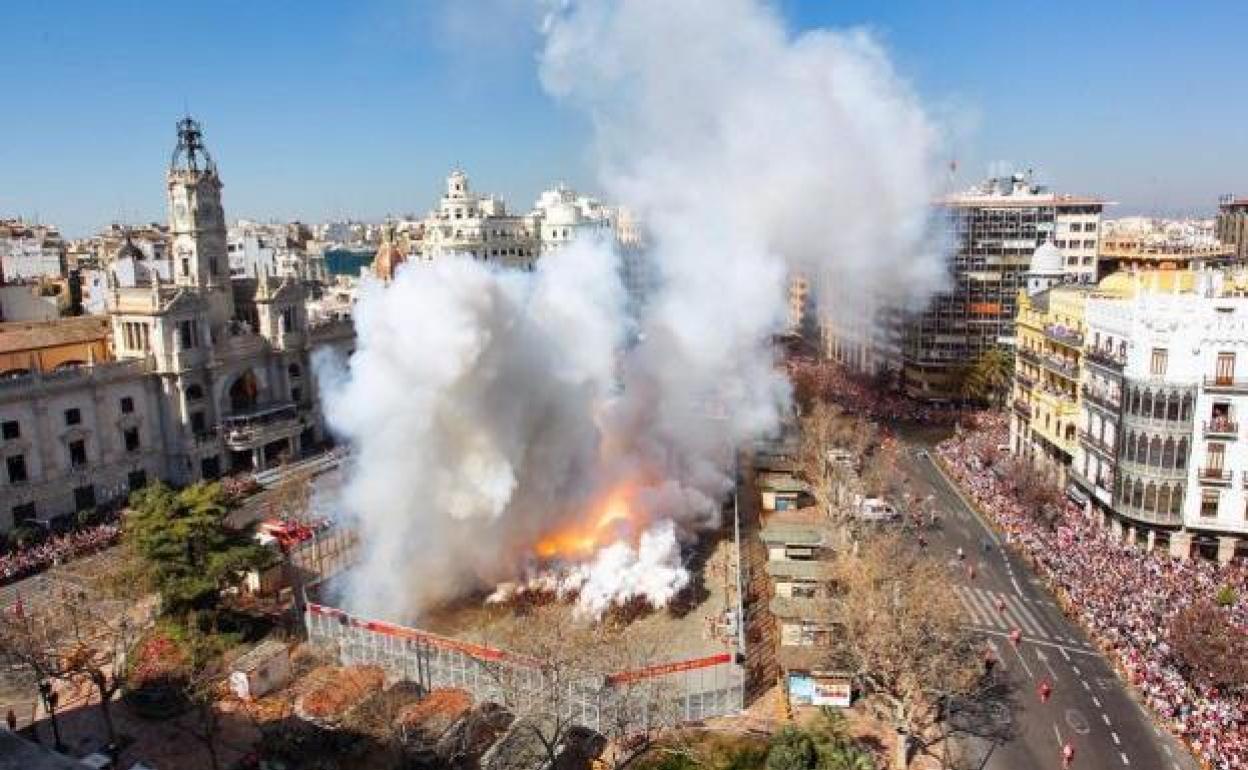 Una mascletà en la plaza del Ayuntamiento.