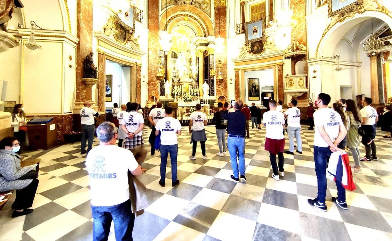 Manto de la Geperudeta en el Traslado | Un manto para la Virgen que cumplirá el sueño de un gran devoto