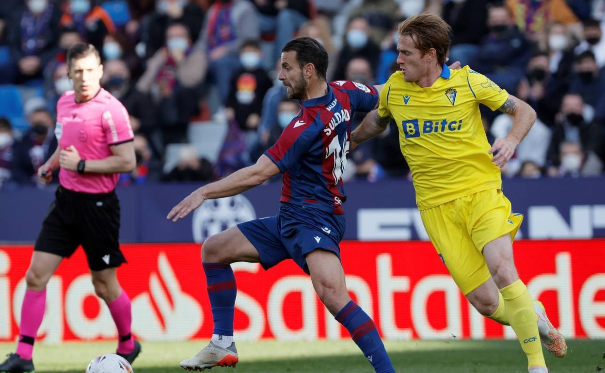 Roberto Soldado conduce el balón durante el partido entre el Levante y el Cádiz.