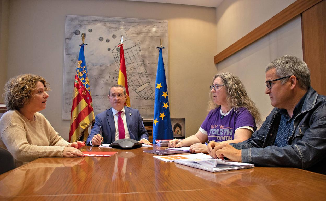 El alcalde, Michel Montaner, con los concejales. 