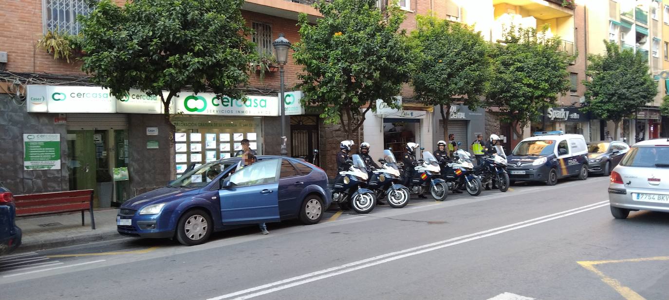 Fotos: Cerco policial en el barrio de Orriols para frenar la delincuencia