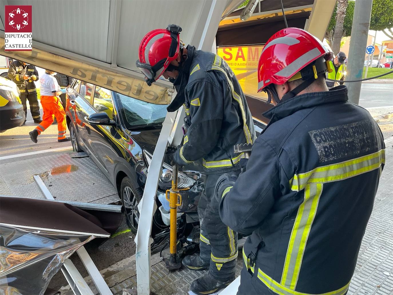 Fotos: Un coche arrolla la terraza de un bar en Burriana