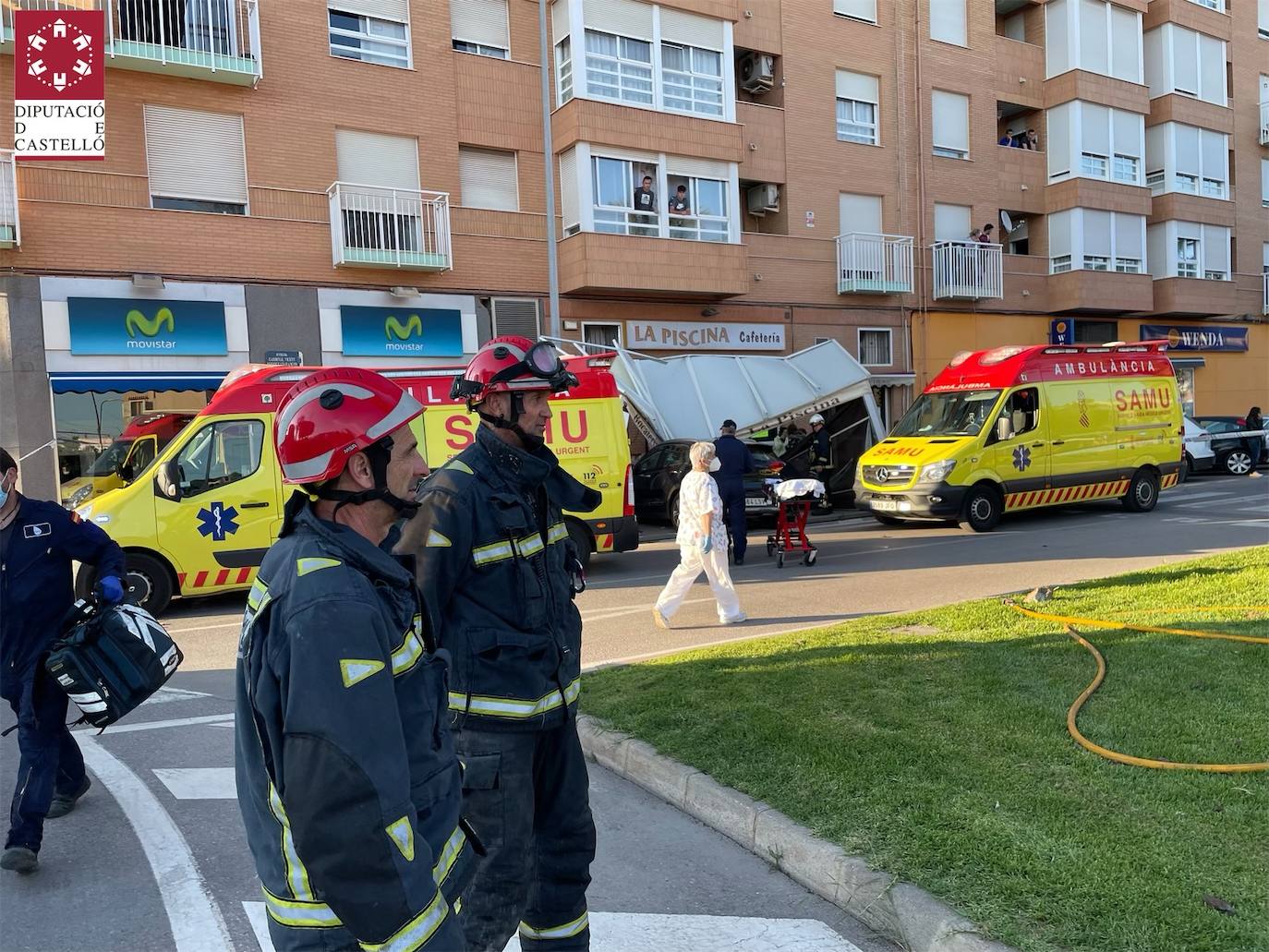 Fotos: Un coche arrolla la terraza de un bar en Burriana