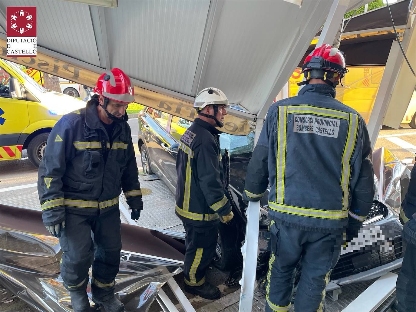 Fotos: Un coche arrolla la terraza de un bar en Burriana