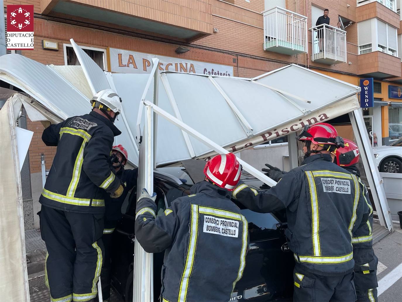 Fotos: Un coche arrolla la terraza de un bar en Burriana