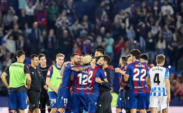 El Levante celebra la victoria contra la Real Sociedad. 