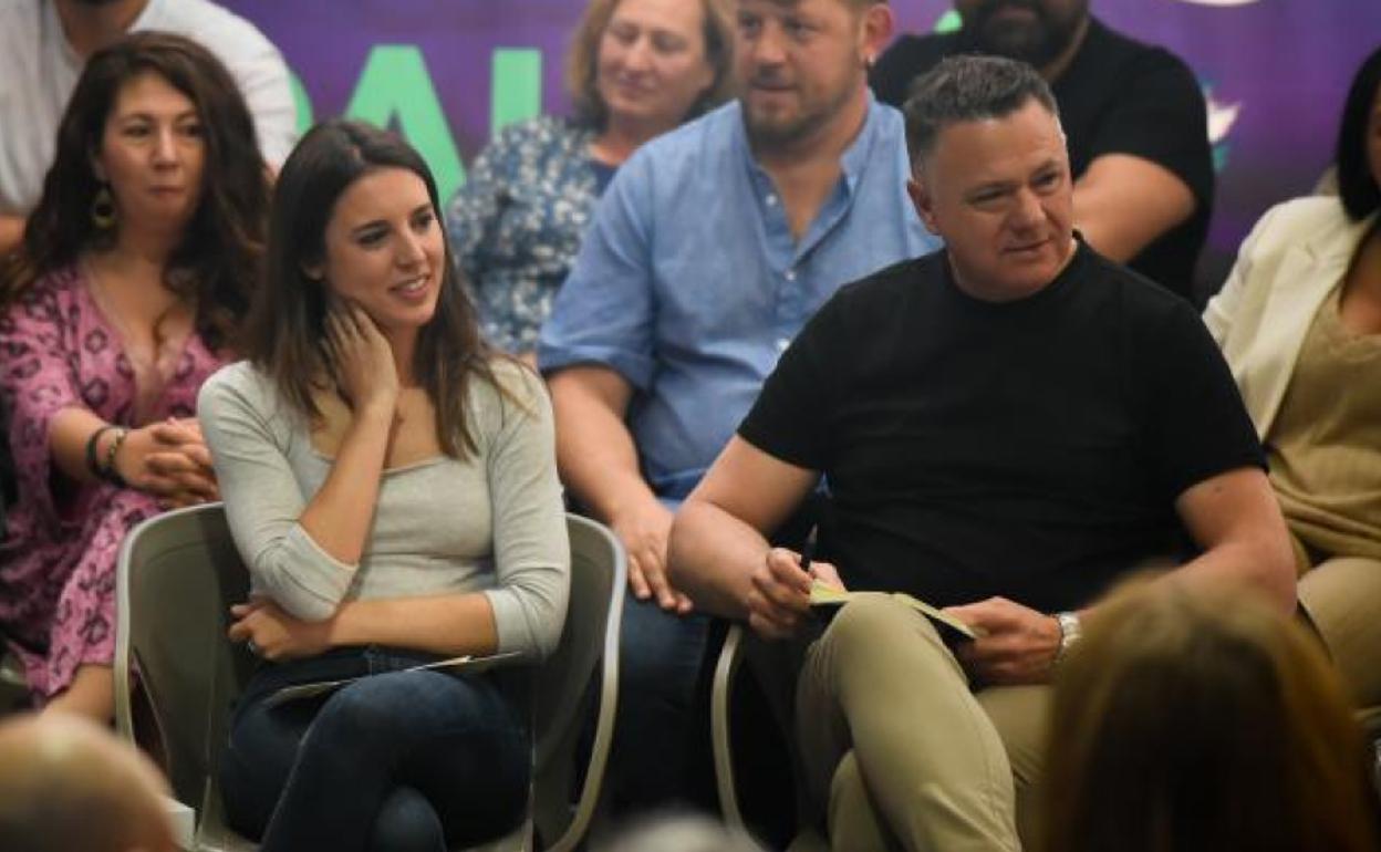 El candidato de Podemos por Andalucía, Juan Antonio Delgado, junto con Irene Montero.